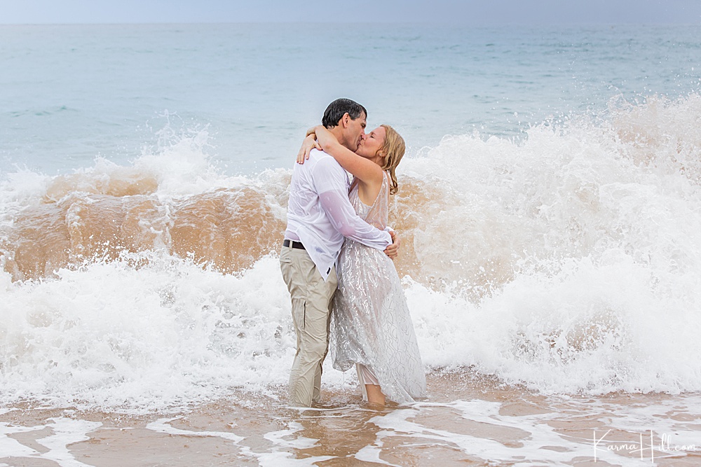 couples pictures in Maui - waves - ocean - man and woman kissing in the waves
