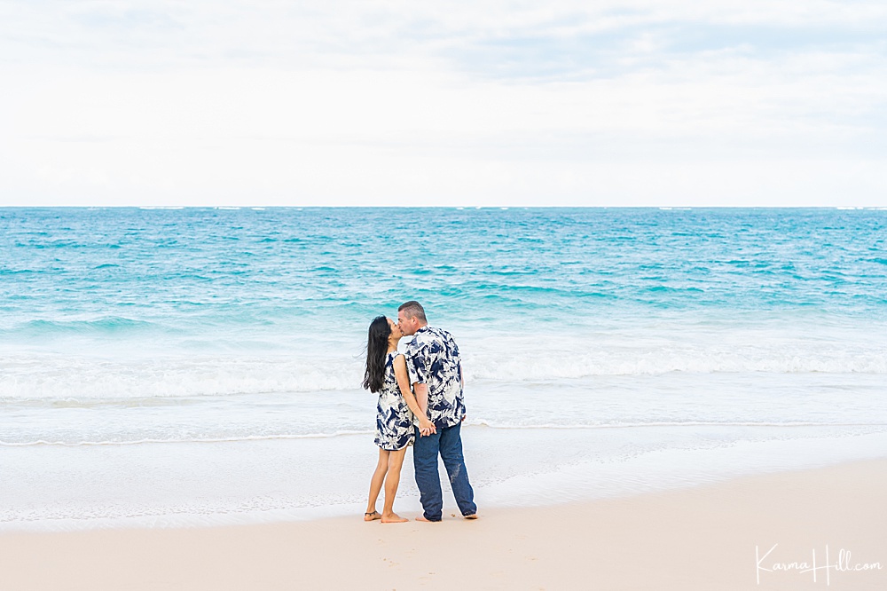 top hawaii couples photography - man and woman kissing on the beach 