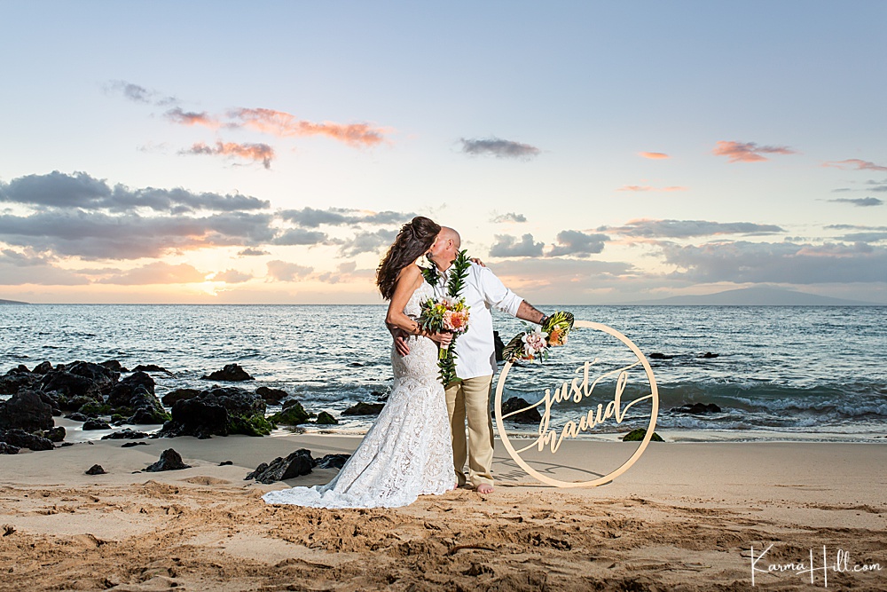 just maui'd - bride and groom elope on maui beach 