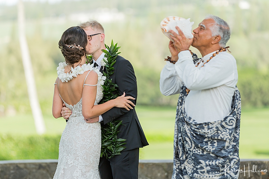 hawaii wedding kiss
