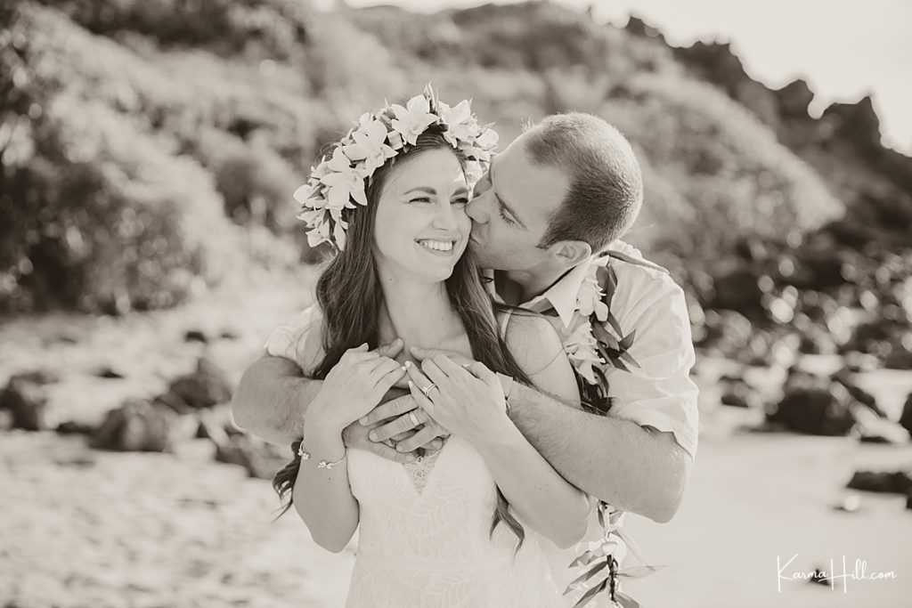 maui wedding kiss - black and white