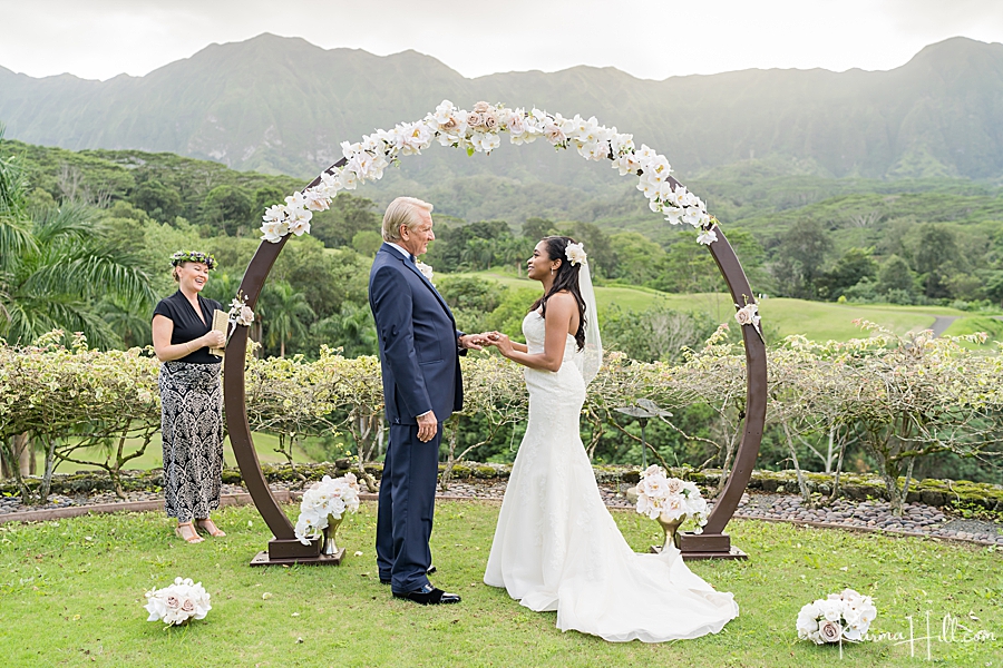 wedding photography during ceremony in oahu