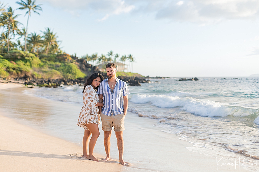 couples photos on Maui beach 