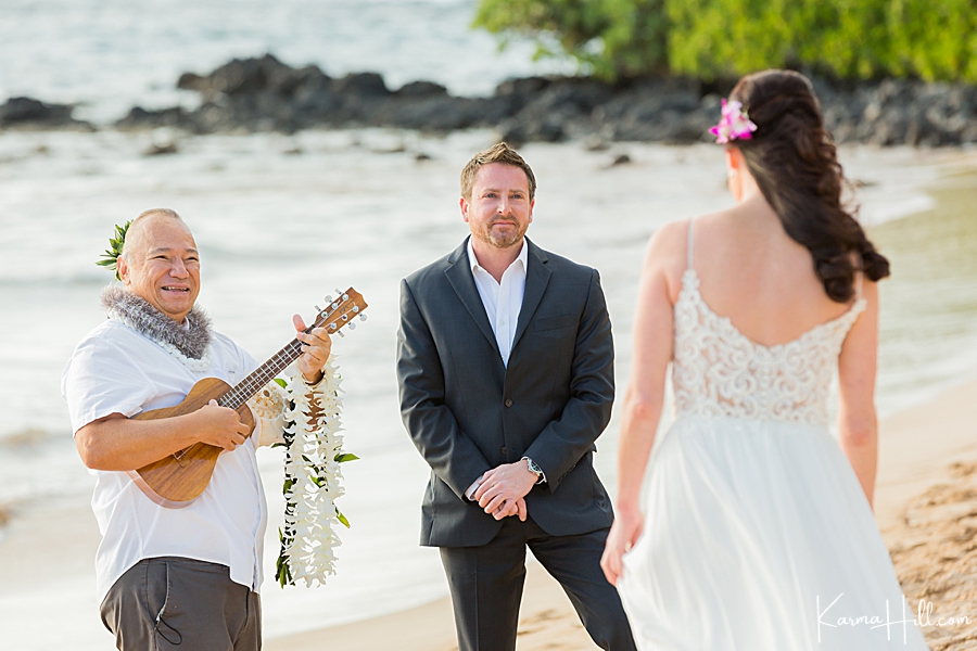 couple getting married in hawaii with minister