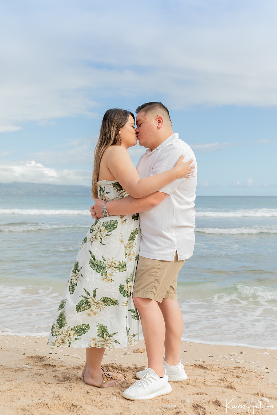 beach couple pose ideas