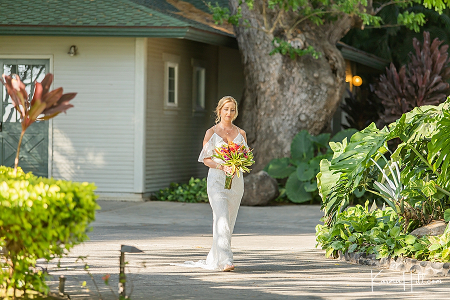 bride first looks at hawaii wedding