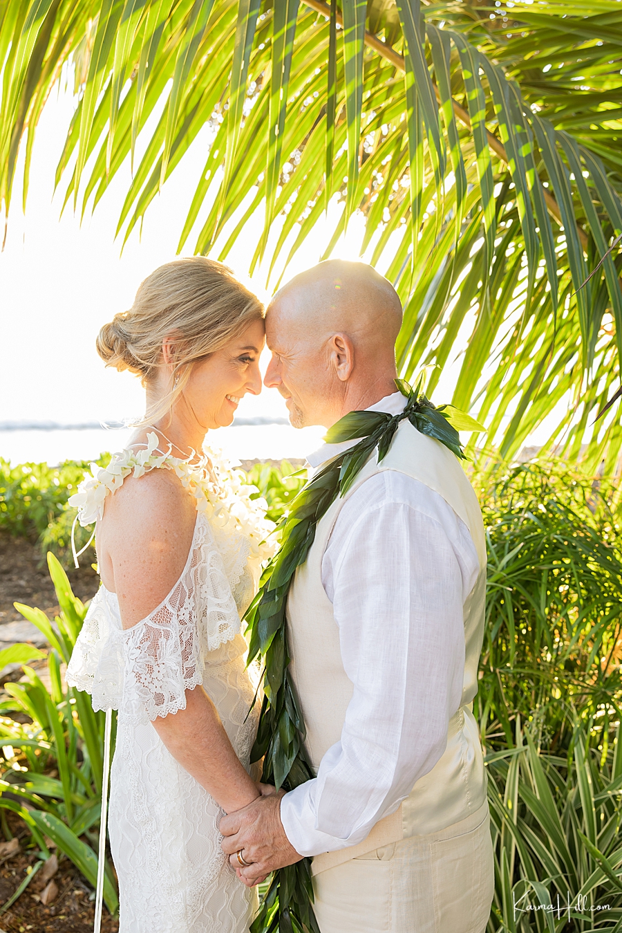 bride and groom hawaii pose ideas
