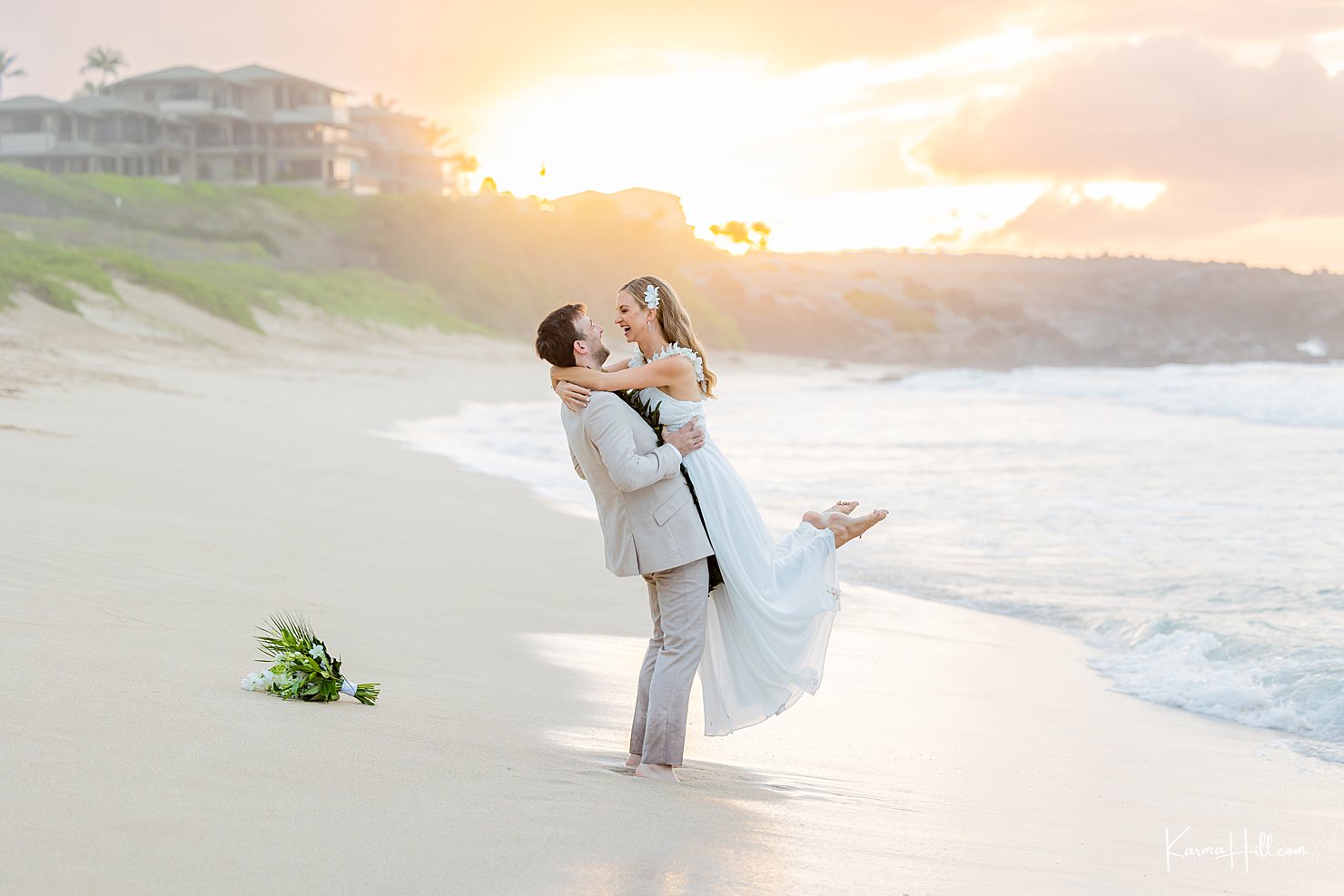 bride and groom maui elopement