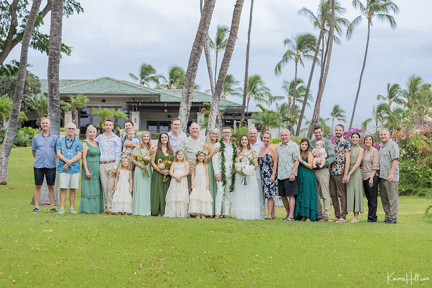 big family at maui wedding